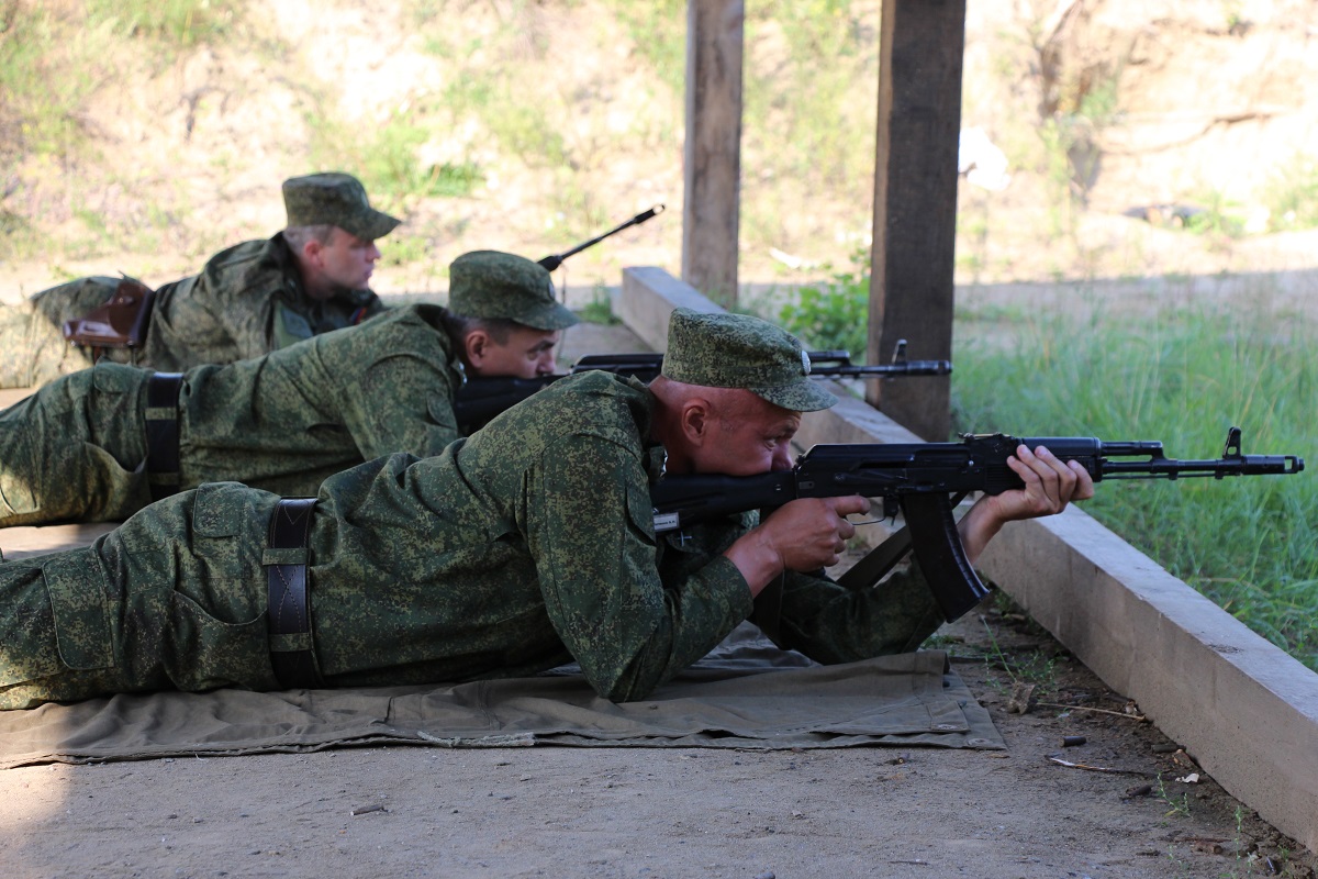 Выполнение офицерами ВИИ упражения учебных стрельб из АК-74
